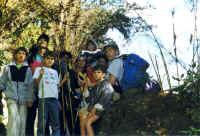 n05-groepsfoto met bamboestokken.JPG (50230 bytes)