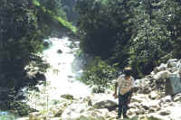 n4-yme bij rivier.JPG (53718 bytes)